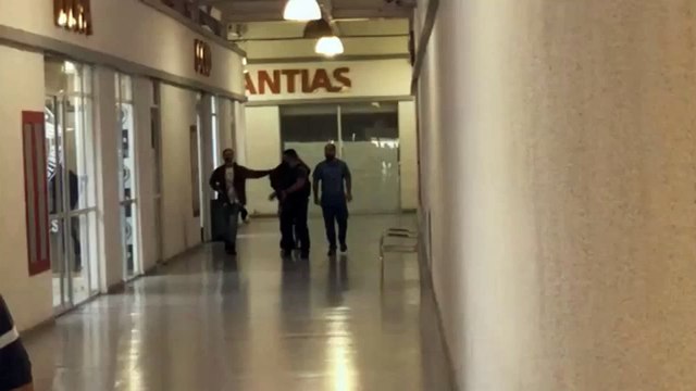 Nego do Borel chega à Cidade da Polícia e faz gestos obscenos para a imprensa