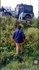 ਬੇਕਸੂਰ ਕਿਸਾਨਾਂ ਨੂੰ ਕੁਚਲਣ ਤੋਂ ਬਾਅਦ ਗੱਡੀ ਛੱਡ ਕੇ ਭੱਜਦਾ ਹੋਇਆ BJP ਦਾ ਗੁੰਡਾ