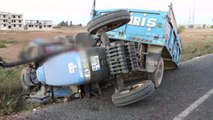 Son dakika haberleri: ŞANLIURFA - Kamyonun çarptığı traktör römorkundaki kadın öldü