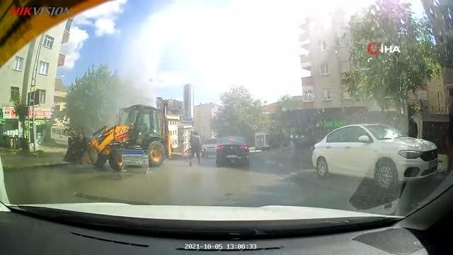 Ataşehir'de İSKİ çalışması sırasında boru patladı, su metrelerce yükseğe fışkırdı