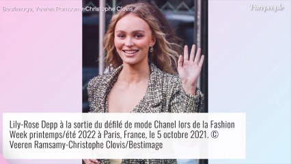 Lily-Rose Depp exhume une minijupe plissée Chanel pour le défilé printemps/été 2022