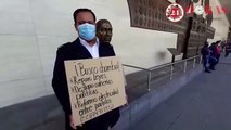 ¡Reparo Leyes! ¡Destapo cañerías políticas!; Joven busca trabajo en plena explanada de San Lázaro