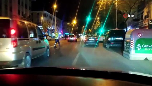 ‘dur’ ihtarına uymayan sürücü polis ekiplerinin üzerine sürerek kaçtı
