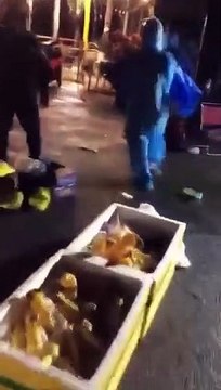 Mẹ khóc ngất khi chứng kiến con ngất xỉu trên đường về quê