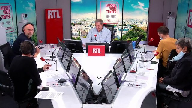 Le nouveau James Bond Mourir peut attendre enfin sur les écrans. Reportage devant l'un des cinémas où démarre la première séance