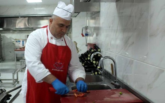 Kızılay ekipleri kapı kapı dolaşarak sıcak yemek dağıtıyor