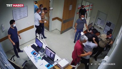 Sağlıkçılara ve polislere saldırdı