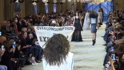 'Aşırı tüketim yokoluştur' diyen eylemciler defile bastı