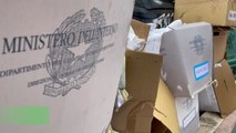 Roma, le urne elettorali abbandonate tra i rifiuti