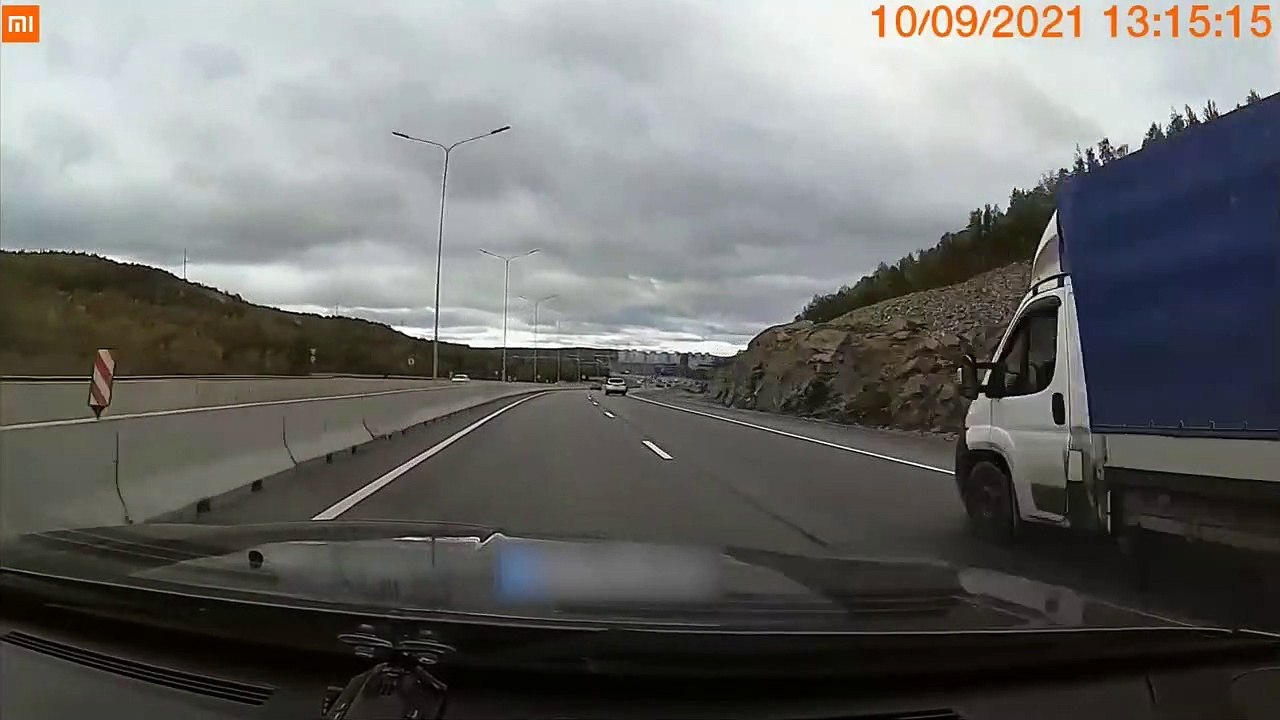 Il slalome à toute vitesse entre les voitures sur l'autoroute et perd le contrôle !