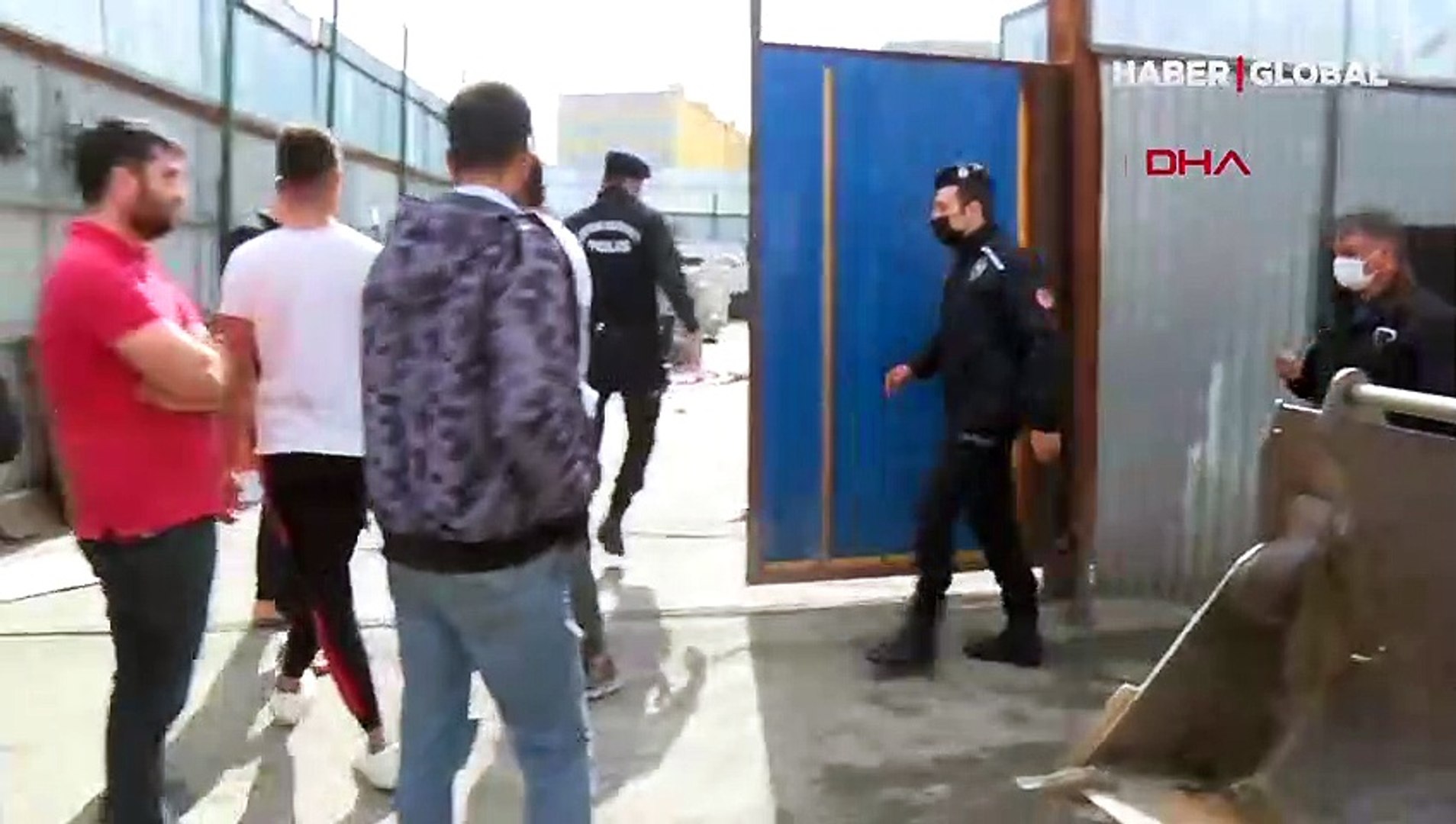⁣Ümraniye'de kağıt toplayıcılarına denetimde 3 tutuklama