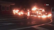 İtalya'da garajdaki belediye otobüsleri alev alev yandı