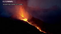 شاهد: بركان لا بالما يستمر بالثوران ويطلق حمماً بركانية أضخم