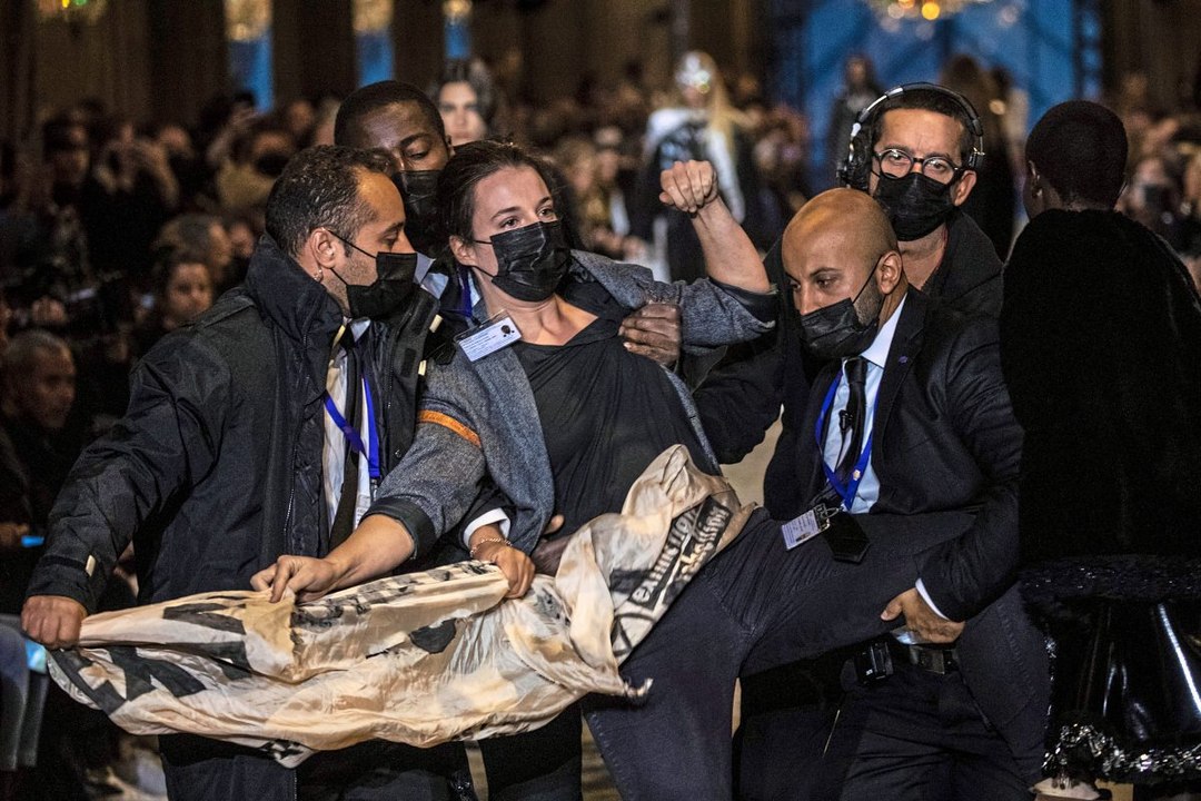 Klimaaktivisten stürmen Show von Louis Vuitton