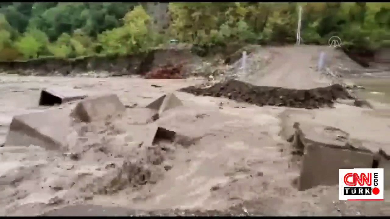 Geçici menfezler yıkıldı köylere ulaşım kesildi