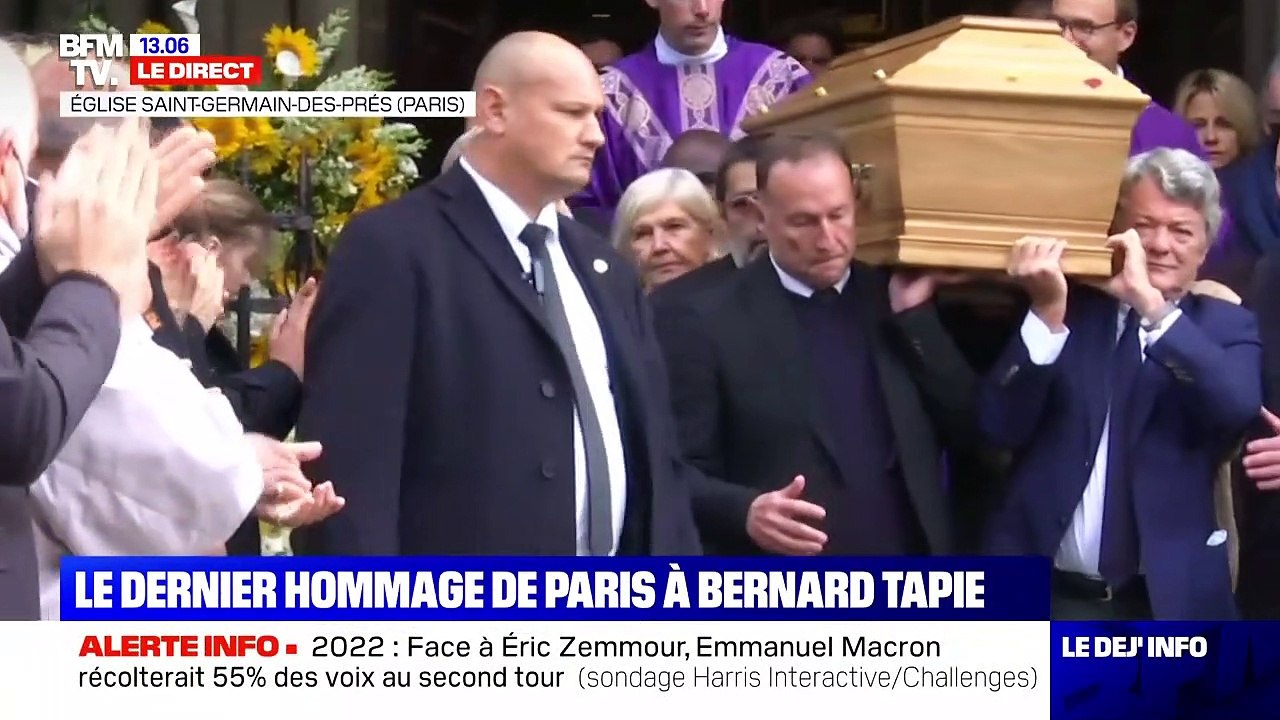 Jean-Pierre Papin, Basile Boli, Jean-Louis Borloo portant le cercueil de Bernard Tapie à la sortie de la messe hommage qui s'est déroulée en l'église Saint-Germain-des-Prés, à Paris.