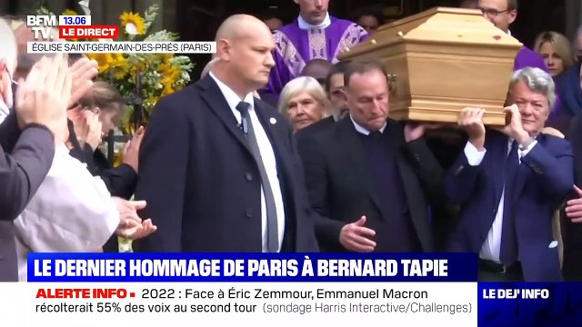 Jean-Pierre Papin, Basile Boli, Jean-Louis Borloo portant le cercueil de Bernard Tapie à la sortie de la messe hommage qui s'est déroulée en l'église Saint-Germain-des-Prés, à Paris.