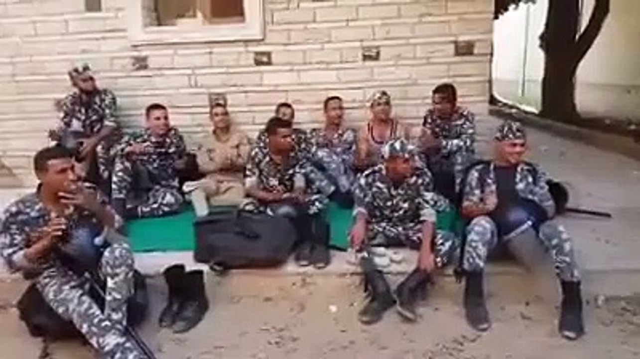 شاب مصري يغني في الجيش المصري - غناء شعبي