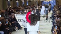 Des militants pour le climat s'invitent au défilé Louis Vuitton à Paris
