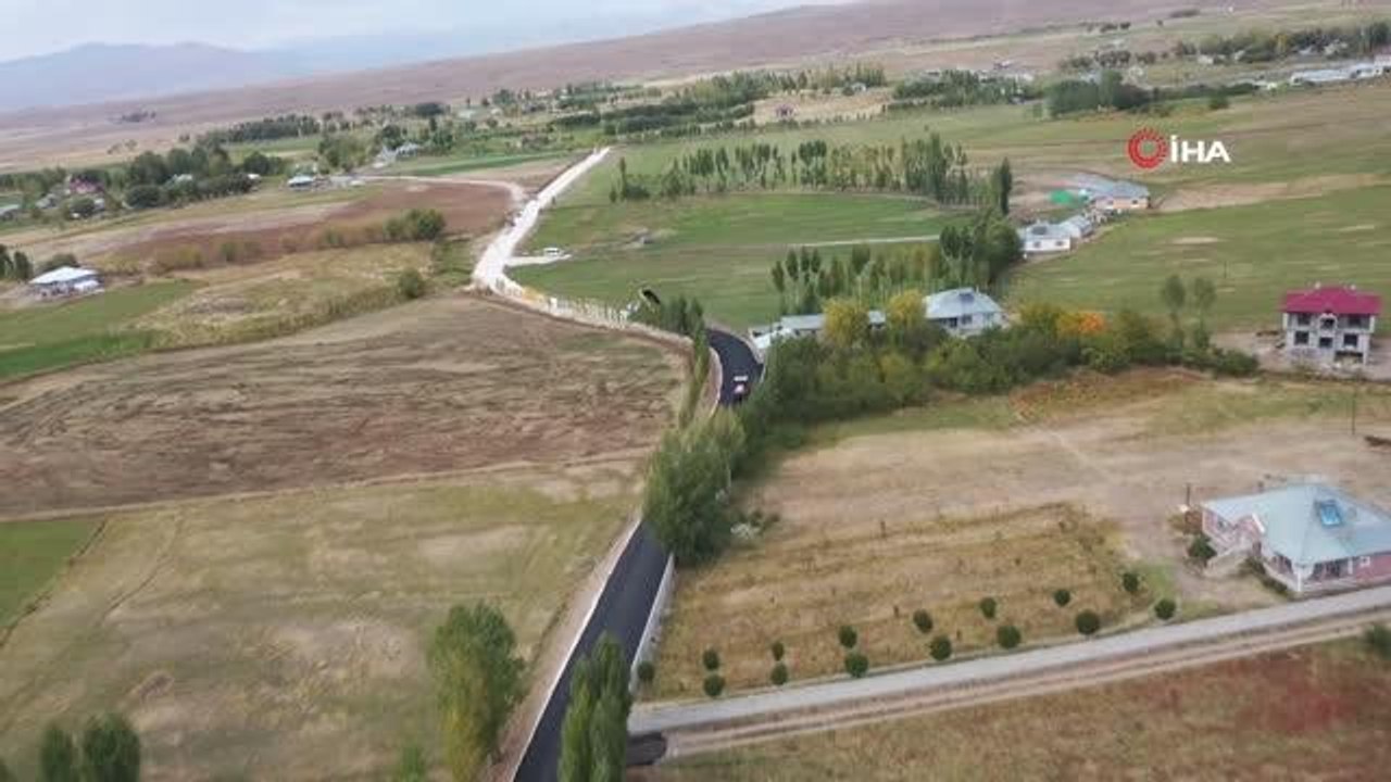 Van Büyükşehir Belediyesi Erciş'te 25,5 kilometre yol ve asfalt çalışması yapıyor