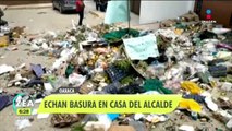 Trabajadores de limpia tiran basura en casa de alcalde de Oaxaca