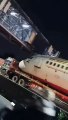 Avião da Air India fica preso em viaduto junto ao aeroporto de Nova Deli