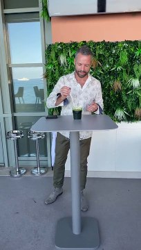 Khaby le nouveau Magicien ‍♂️ tu as compris le truc ? Voyons les gars.. Haha merci au magicien @simeonwolfgang #learnwithkhaby #learnwithinstagram