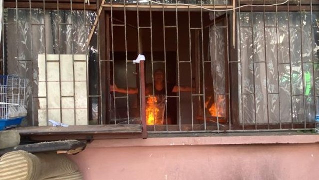 KIZINI ALMAYA GELEN POLİSLERE DİRENİP EVİ ATEŞE VERDİ