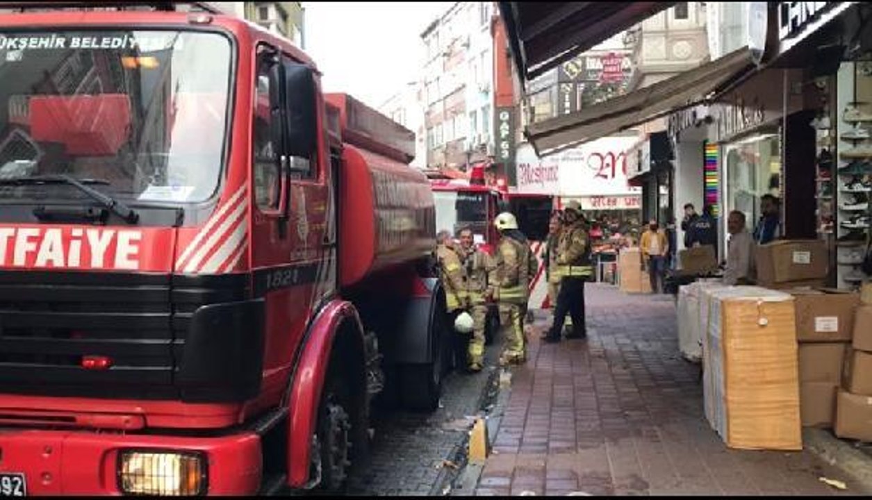 BEYAZIT'TA AYAKKABI İMALATHANESİNDE YANGIN