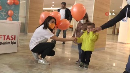 Covid-19 testi pozitif çıkan anne bebeğini emzirmeye devam edebilir