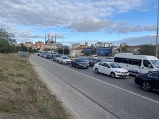 ŞİLE YOLUNDA HAFRİYAT KAMYONUN AÇILAN DAMPERİ KÖPRÜYE ÇARPTI