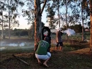 Jouer à se balancer des feux d'artifice c'est dangereux