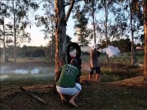 Jouer à se balancer des feux d'artifice c'est dangereux