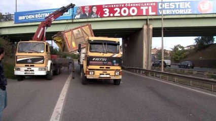 Ümraniye'de seyir halindeki kamyonun açılan damperi köprüye çarptı
