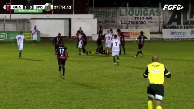 Un footballeur pète un câble et frappe plusieurs fois un arbitre (Brésil)