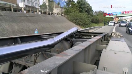 Damperi açılan kamyon köprüye çarptı