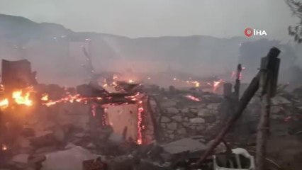 Bilecik'te ahşap ev alev alev yandı