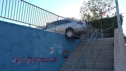 Öğretmenin el frenini çekmeyi unuttuğu otomobil öğrencilere çarptı: 4 yaralı