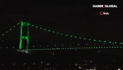 İstanbul'da köprüler yeşil renge büründü