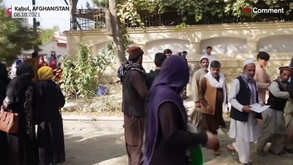 شاهد: الأفغان يهرعون نحو مكتب الجوازات بعد أن قررت طالبان إعادة فتحه