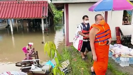 "พระมหาสมปอง-พระมหาไพรวัลย์" ลงพื้นที่น้ำท่วมอยุธยา