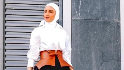 12 طريقة في تنسيق واعتماد القميص الأبيض للوك على اخر موضة