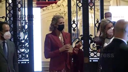 La infanta Elena huye de la prensa en su última aparición pública acompañando a su madre