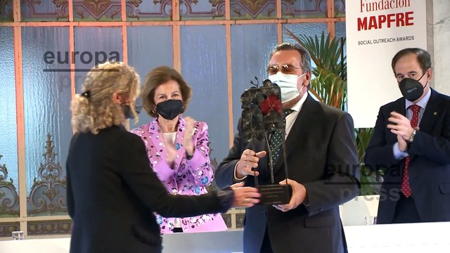 La infanta Elena acompaña a su madre en la entrega de los premios de la Fundación Mapfre