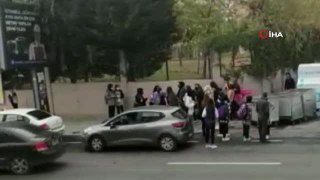Okul çıkışı kızlar birbirine girdi, o anlar cep telefonu kamerasına yansıdı