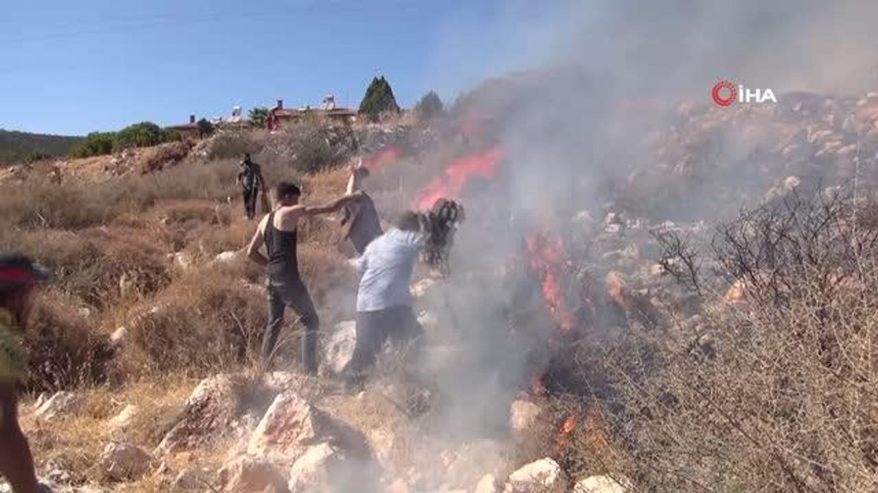 Son dakika haberi! Yangın savaşçıları bu kez inşaat işçileri oldu...Yangına gömlek ve tişörtleriyle müdahale ettiler