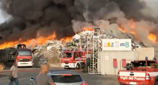 Impianto rifiuti nel Pavese dato alle fiamme dai gestori per ripulire illegalità: 3 arresti (07.10.21)