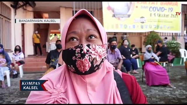 Takut Jarum Suntik, Seorang Wanita di Banjarmasin Peluk Petugas Saat Jalani Vaksinasi Covid-19