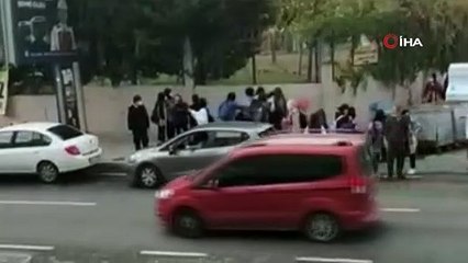Okul çıkışı kızlar birbirine girdi! O anlar anbean görüntülendi