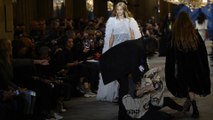 Fashion week de Paris : le mouvement Extinction Rebellion perturbe le défilé Louis Vuitton